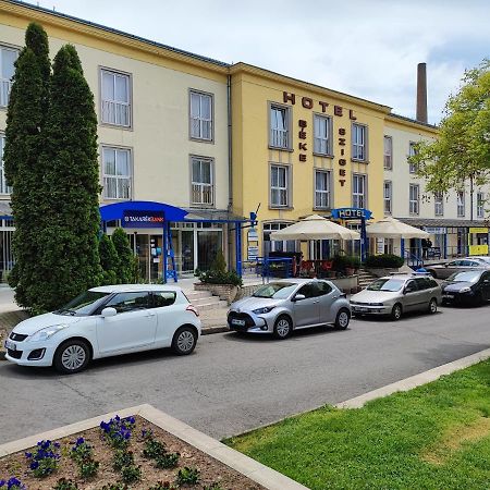 Hotel Beke Sziget Komlo Exterior photo